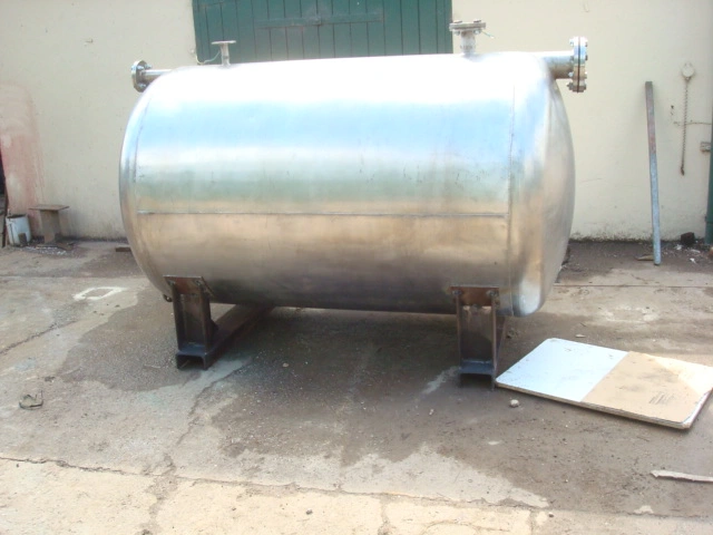 1,180 L S/S Horizontal Hot well Tank 12 kw