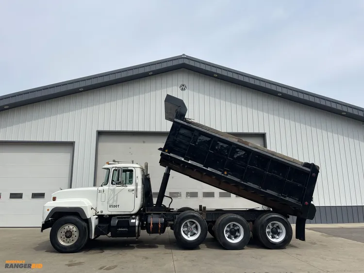 Used 1995 MACK RD688S TRI-AXLE Dump trucks Michigan US | Miedema Asset Management Group #1355014