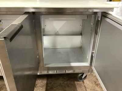 152-0220 Beverage-Air SP72-18C Sandwich/Salad Prep Table