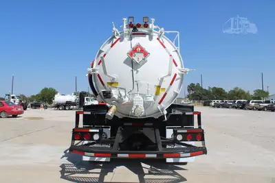 Used 2019 VOLVO VHD64B200 Vacuum Truck Texas US | Roll Off Truck World #1492006