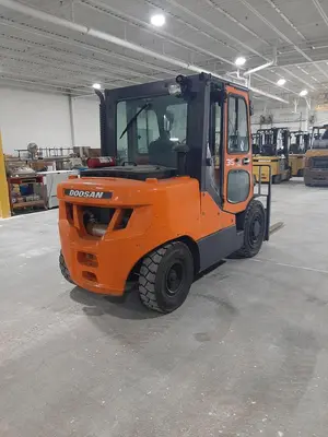 USED DOOSAN D35S-7 – 8000 LB. DIESEL OUTDOOR FORKLIFT