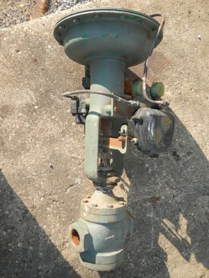 Fisher 1 1/2" 250 Rating, Iron Threaded Control Valve