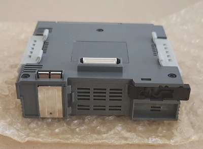 NEW KEYENCE KV-300