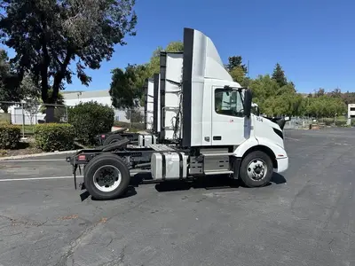 USED 2022 VOLVO VNR42T300