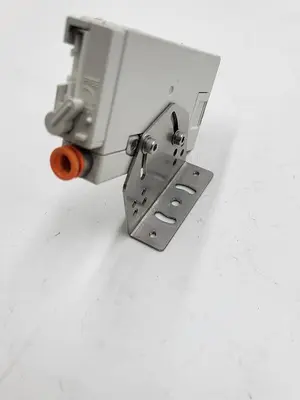 Used SMC SMC IONIZER IZN10E-02O07 WITH MOUNTING BRACKET Misc Fasteners | ND Industrial Surplus #1216593