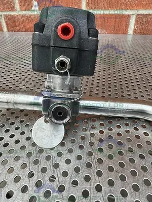 USED ITT PURE FLO ADVANTAGE 3 - WAY DIAPHRAGM VALVE W/ 1" TO 1/2" SANITARY FITTING