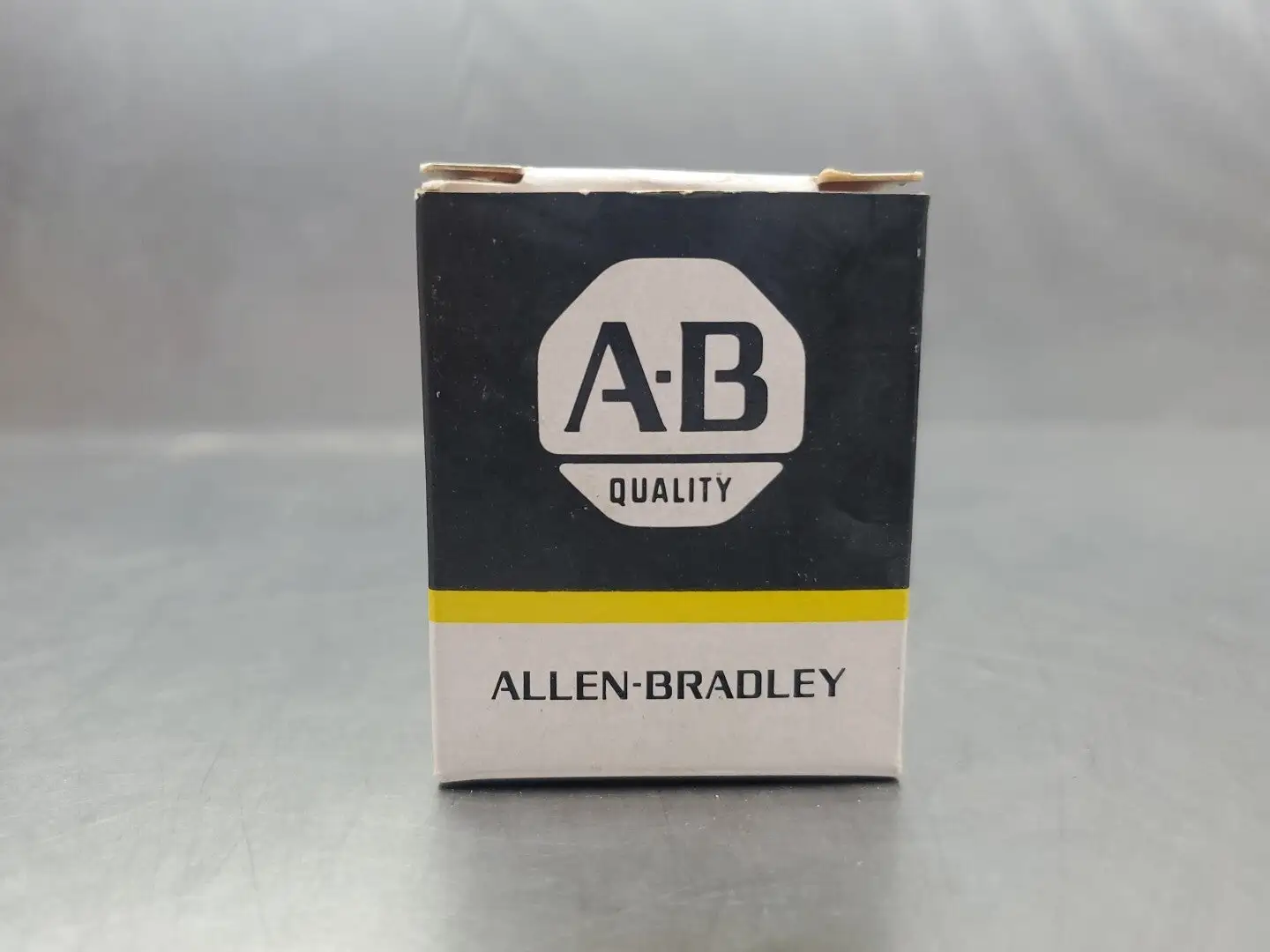 ALLEN-BRADLEY 800M-XA Ser B CONTACT 1 NO-1 NC BLOCK. 4E-35