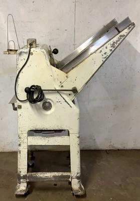152-0546 Oliver 797 Bread Slicer