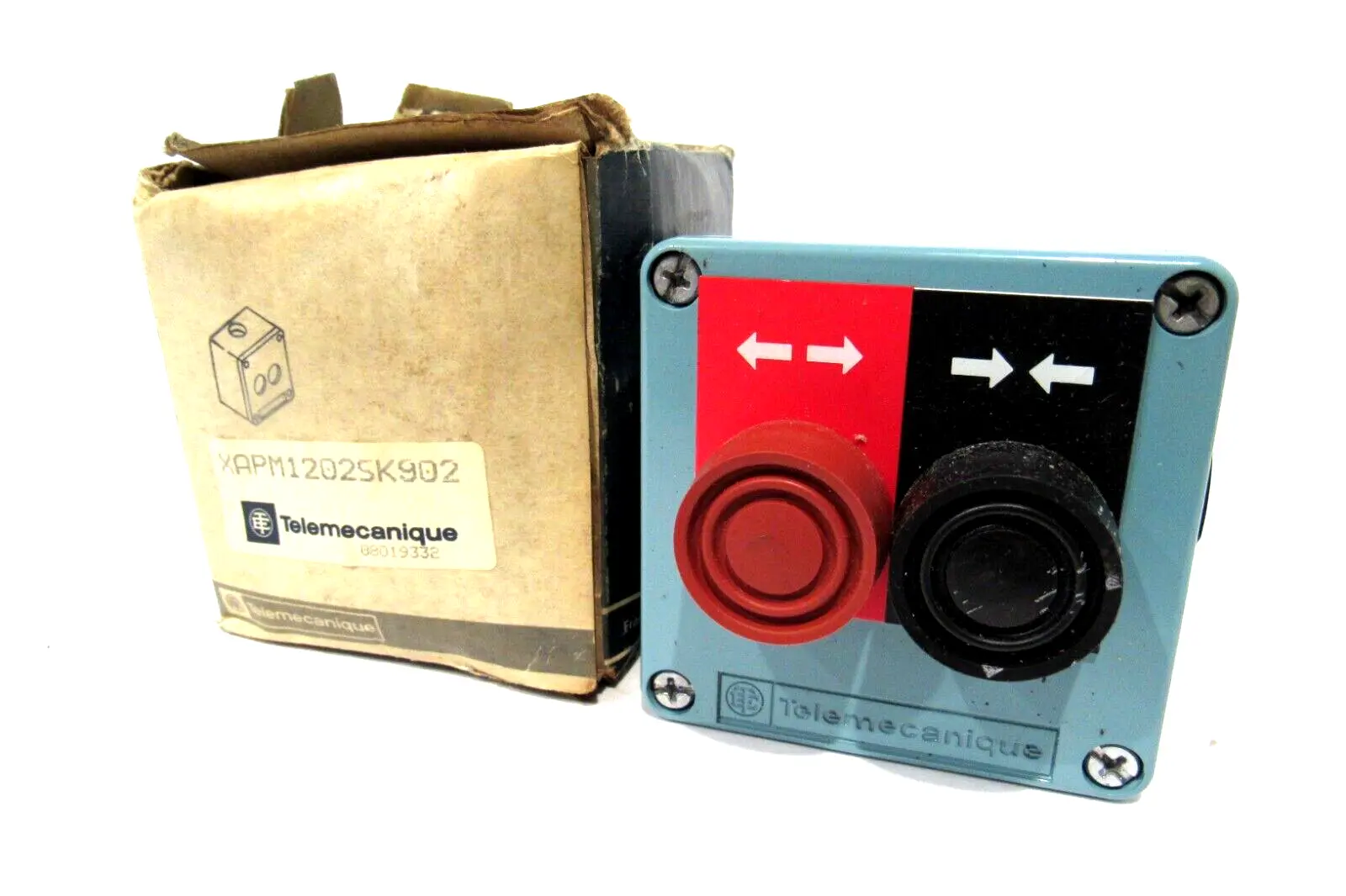 NEW TELEMECANIQUE XAPM1202SK902 ENCLOSURE BUTTON