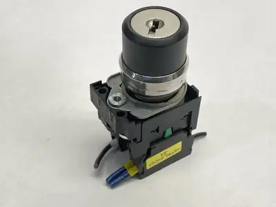 USED SIEMENS KEYLOCK SWITCH 2-POSITION 10A 500V 22.3MM NO KEY