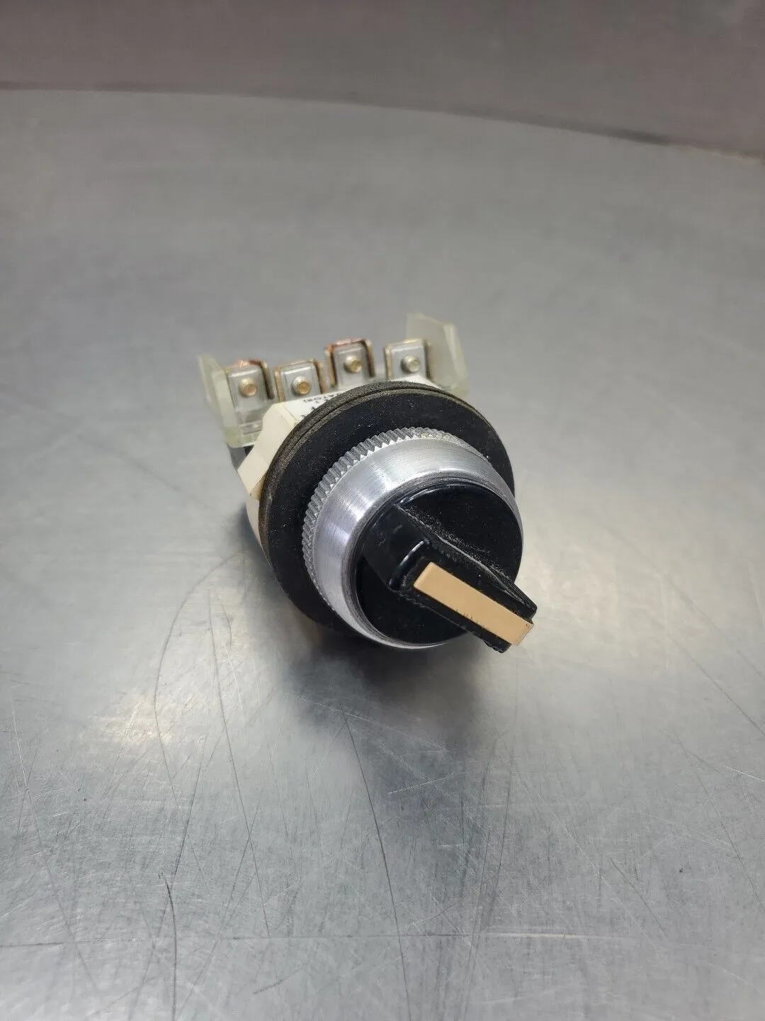 Allen Bradley 800T-H2 Ser F Momentary Selector Switch. 4D-32
