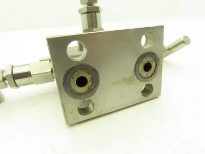 Swagelok SS-V3NBF8-FL-G Stainless 3-Valve Instrument Manifold 1/2" NPT Ball Tip