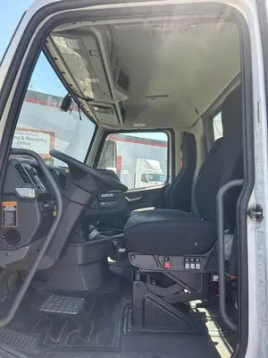 USED 2022 VOLVO VNR42T300