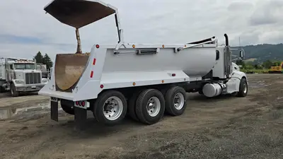 USED 2013 PETERBILT 386