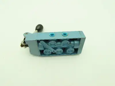 Skinner S3L0ACX2 Manual Directional Control Valve 5-Way 2 Pos 150PSI 1/4" NPT