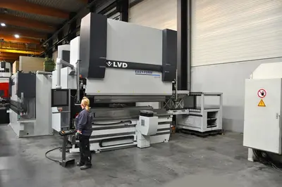USED LVD PPEB TURBO EFL 220 TON X 3100 MM CNC