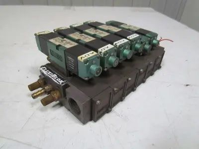 Numatics 6 station flexiblock w/(4) 082SS425K solenoid valves (1) 082SA43AK