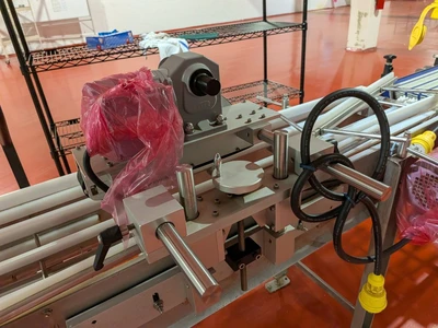 Universal Top and Bottom Label Applicator with Top-and-Bottom Transport Conveyor