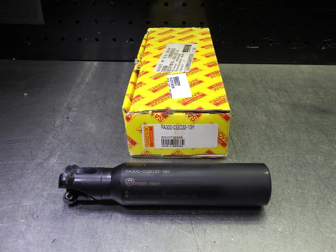 Sandvik 1.25" 3 Flute Coolant Thru Endmill 1.25" Shank RA300-032O32-13H (LOC2696A)