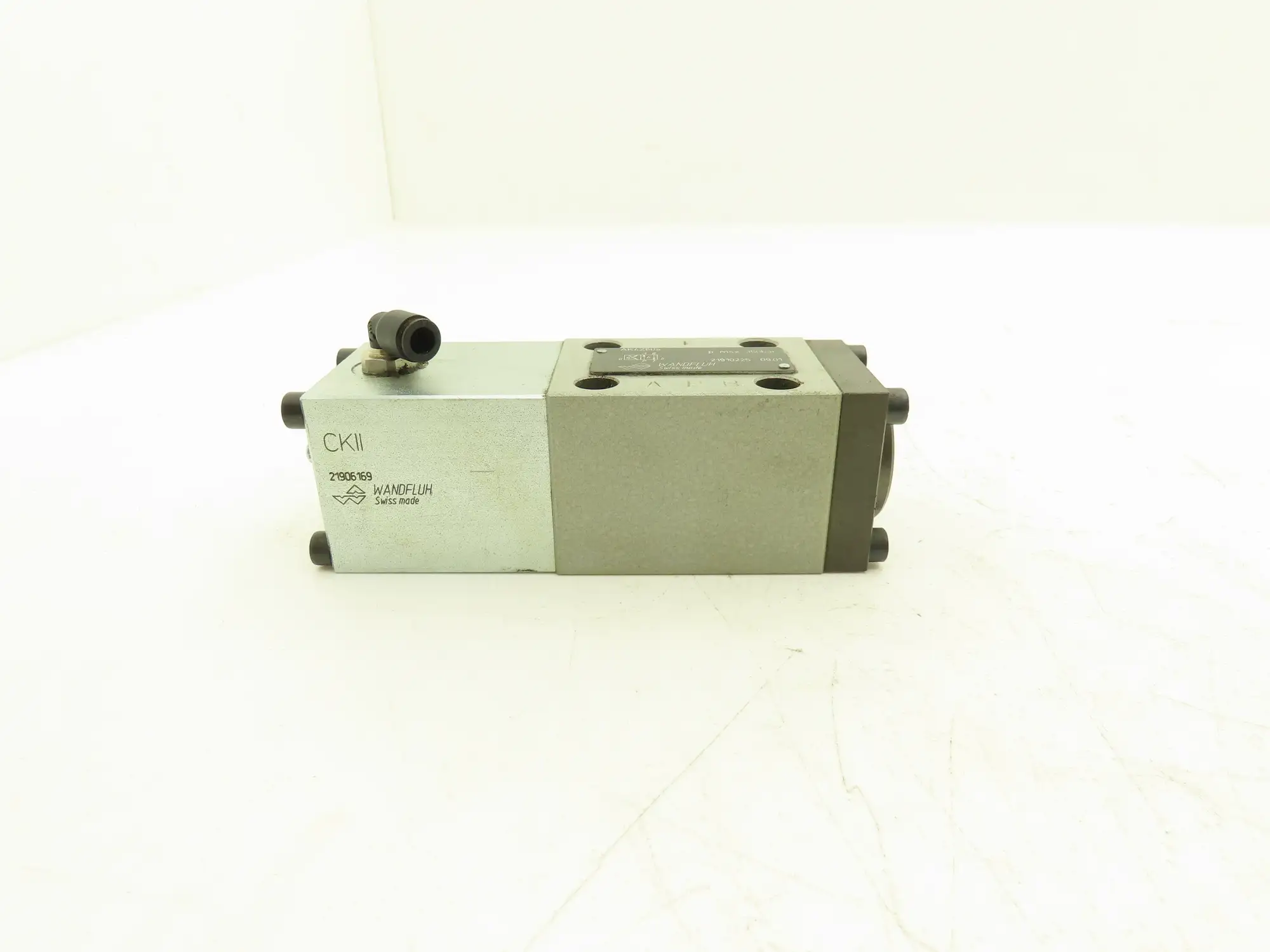 Wandfluh AK4Z60A Pneumatic Solenoid Operated Hydraulic 4/2 Spool Valve 5000 PSI