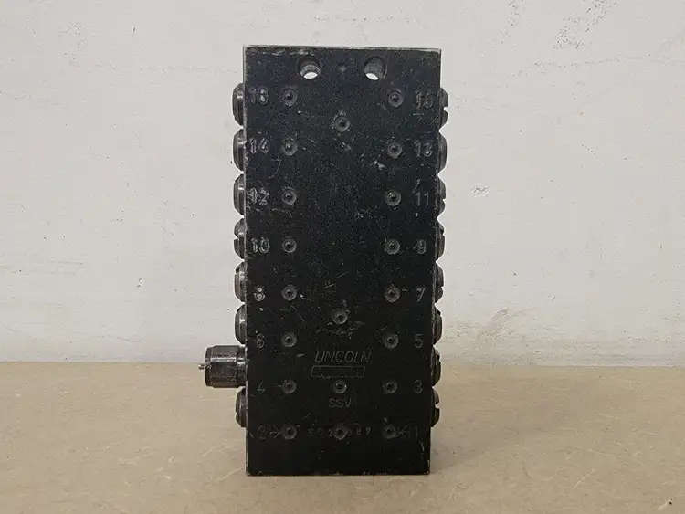 Used LINCOLN INDUSTRIAL 619-28900-1 Valves/Fittings British Columbia CA | Lenmark #255396