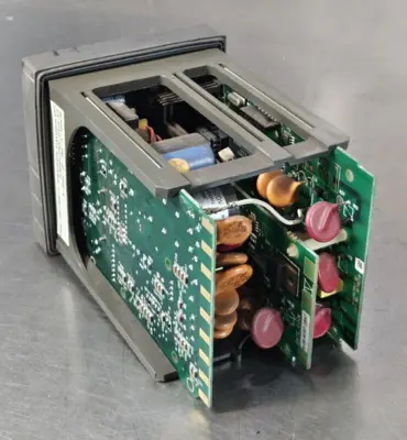 Honeywell DC300K-E-2B0-20-0000-0 Temperature Control (BIN635)
