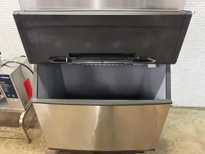 Used Manitowoc Used Manitowoc QY1305W 1250lbs/day Water Cooled Ice Machine With 710lb Bin Ice Machines Illinois US | Falcon Restaurant Supply #1374926