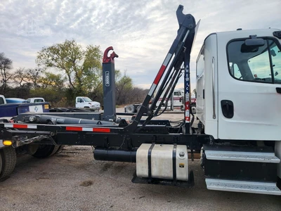 Used 2015 FREIGHTLINER BUSINESS CLASS M2 112 Hooklifts & Roll-Offs Texas US | Roll Off Truck World #1491753