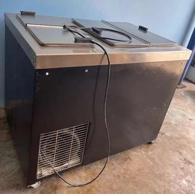 75-0172 Master-Bilt DC-6D Self Contained Ice Cream Dipping Cabinet