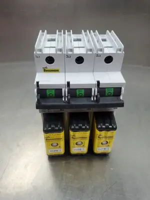 USED Cooper Bussmann CCP-3-30CF Fuse Block w/TCF6 600VAC Cube Fuse