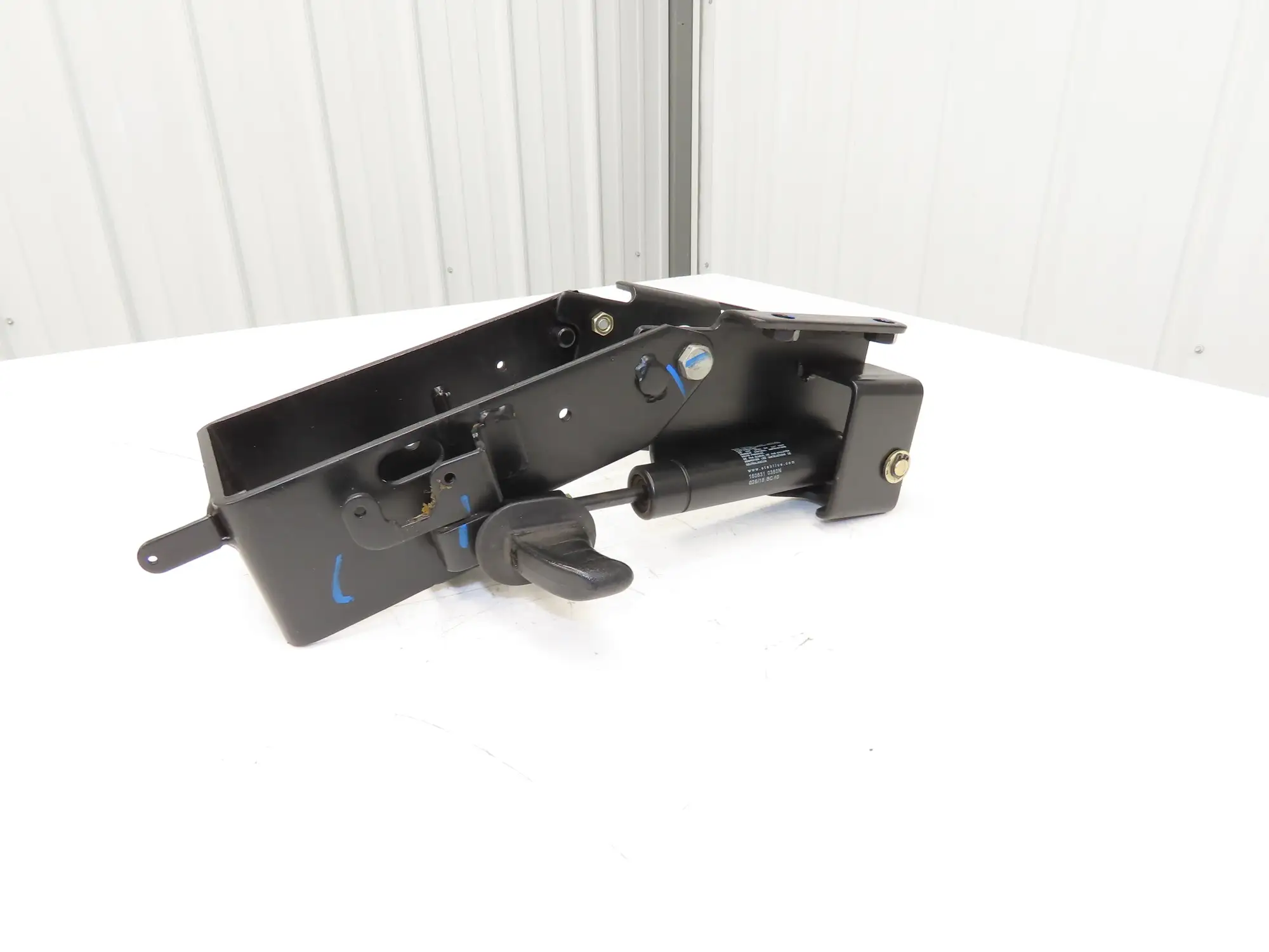 Hyster 8808585 Forklift Steering Column Tilt Bracket Assembly Removed From E80XN