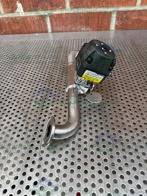 USED ITT PURE FLO ADVANTAGE 3 - WAY DIAPHRAGM VALVE W/ 1" TO 1/2" SANITARY FITTING