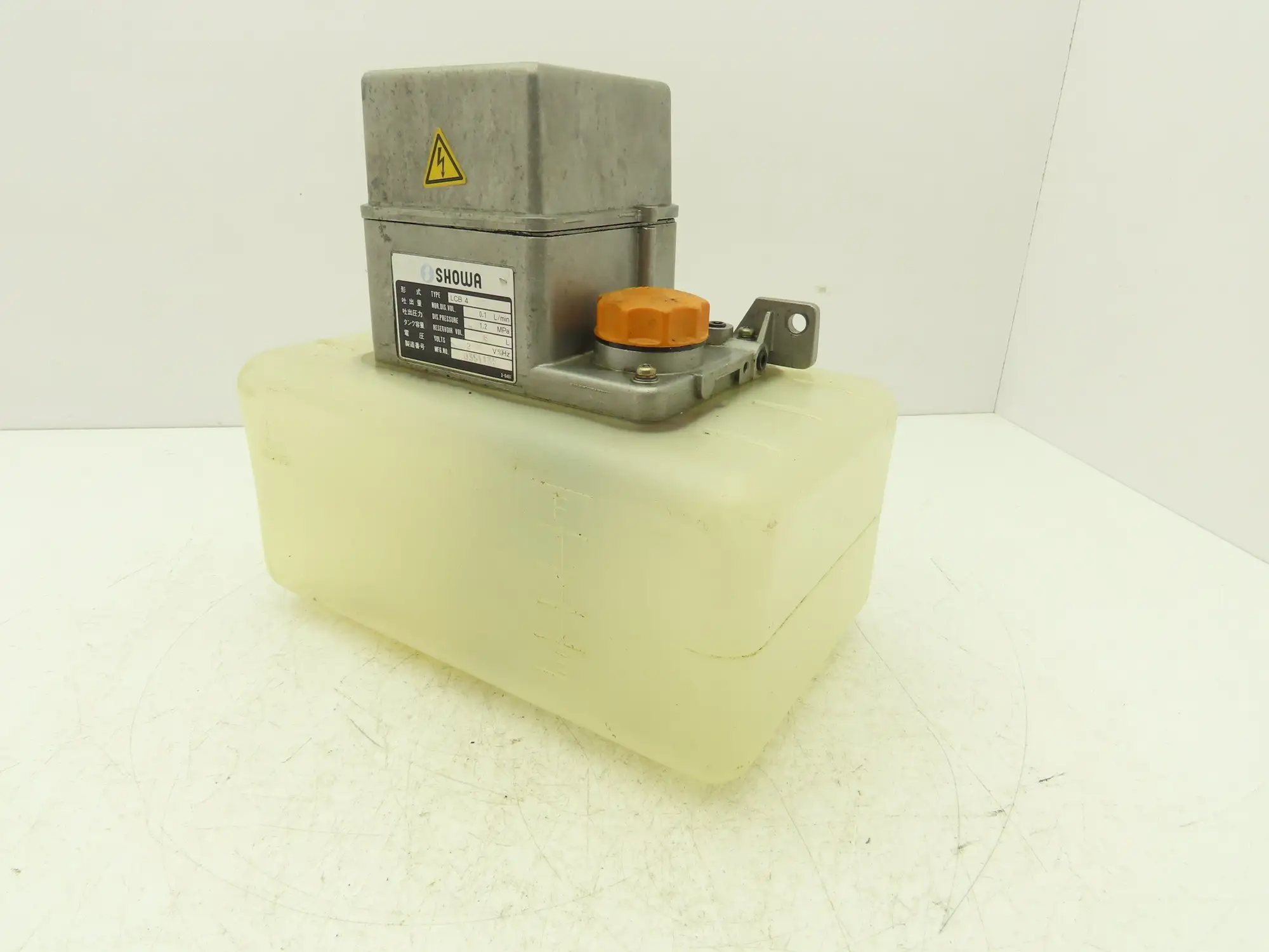 Showa LCB 4 Lubrication Oil Pump Machine Oiler 6L Tank 0.1 L/Min 200V