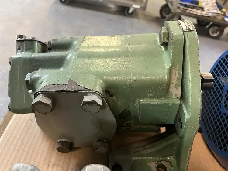 Used VICKERS 3520V38A-5-1AA-10-132 Pumps | Surplus Asset Holdings #1206214