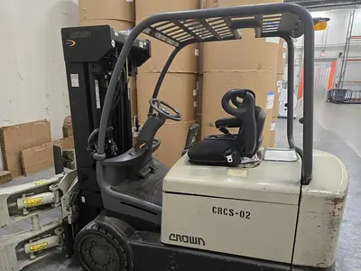 USED CROWN ELECTRIC CLAMP FORKLIFT WITH CASCADE CLAMP