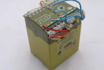 PILZ SAFETY RELAY 474790 PNOZ V 30S 24 V DC  PNOZV30S24VDC STOCK K-3831
