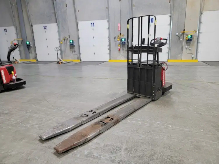 Used RAYMOND 8410 Pallet Jacks British Columbia CA | Lenmark #237718