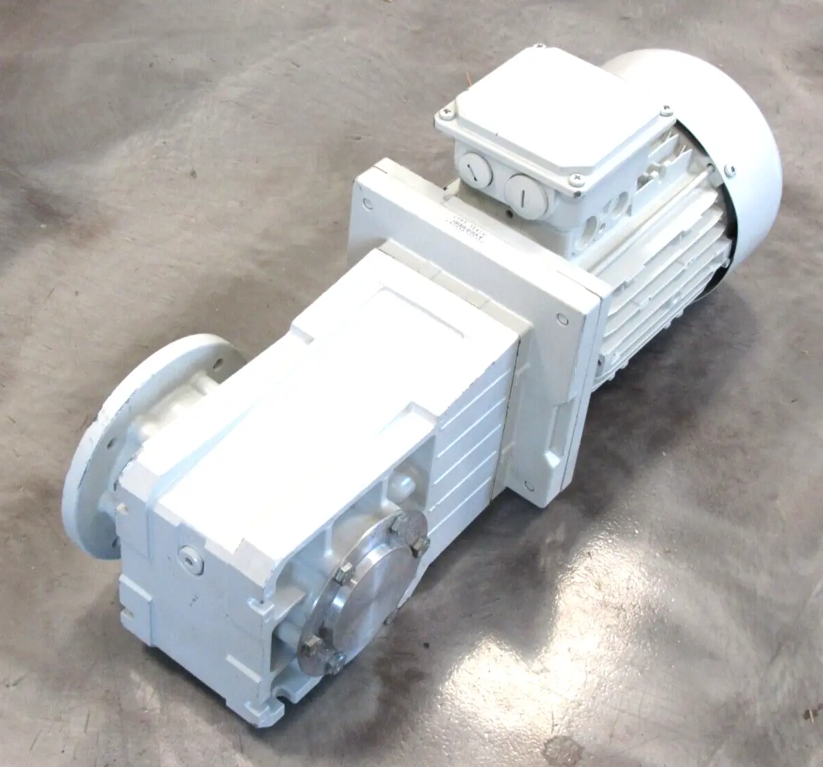 NEW LENZE GKR05-2M-HAK-090C32 BEVEL GEARMOTOR GKR052MHAK090C32