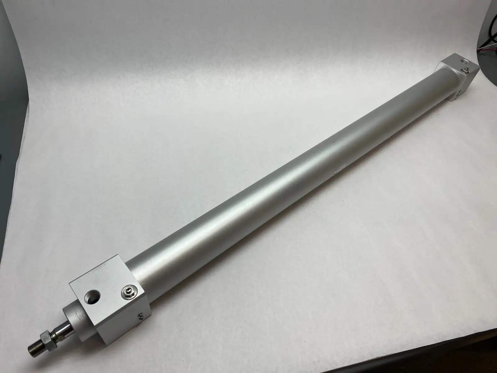 USED SMC HIGH-POWER CYLINDER, ROUND, 63MM BORE, 850MM STROKE