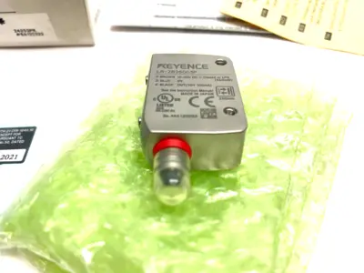 USED KEYENCE SELF-CONTAINED CMOS DISTANCE BASED LASER SENSOR, 3-PIN 250MM
