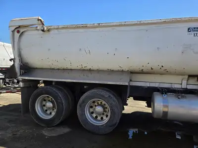 USED 2013 PETERBILT 384