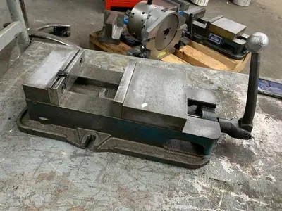 4151-700 Kurt 6″ Vise / Milling / CNC / Original Anglock D-Series Model # D675 with Handle