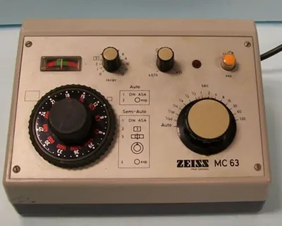 Used ZEISS 307-127-0C2 SERIAL: 1009558 120V 50/60HZ 0.15A 10W LAMP: 6V 0-360Â° NUMBERED STAGE Microscope Accessories Texas US | Bamko Surplus Process Equipment #940984