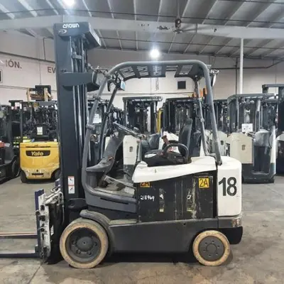 USED 2019 CROWN FC5225-60
