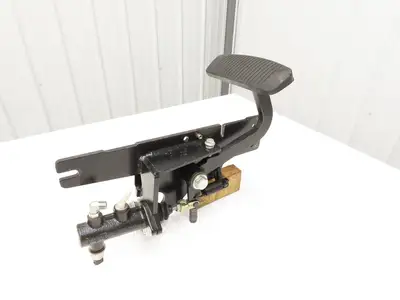 Hyster E80XN Forklift Brake Pedal & Master Cylinder & Bracket Assembly