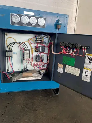 10 HP QUINCY ROTARY SCREW AIR COMPRESSOR. STOCK  # 0685124