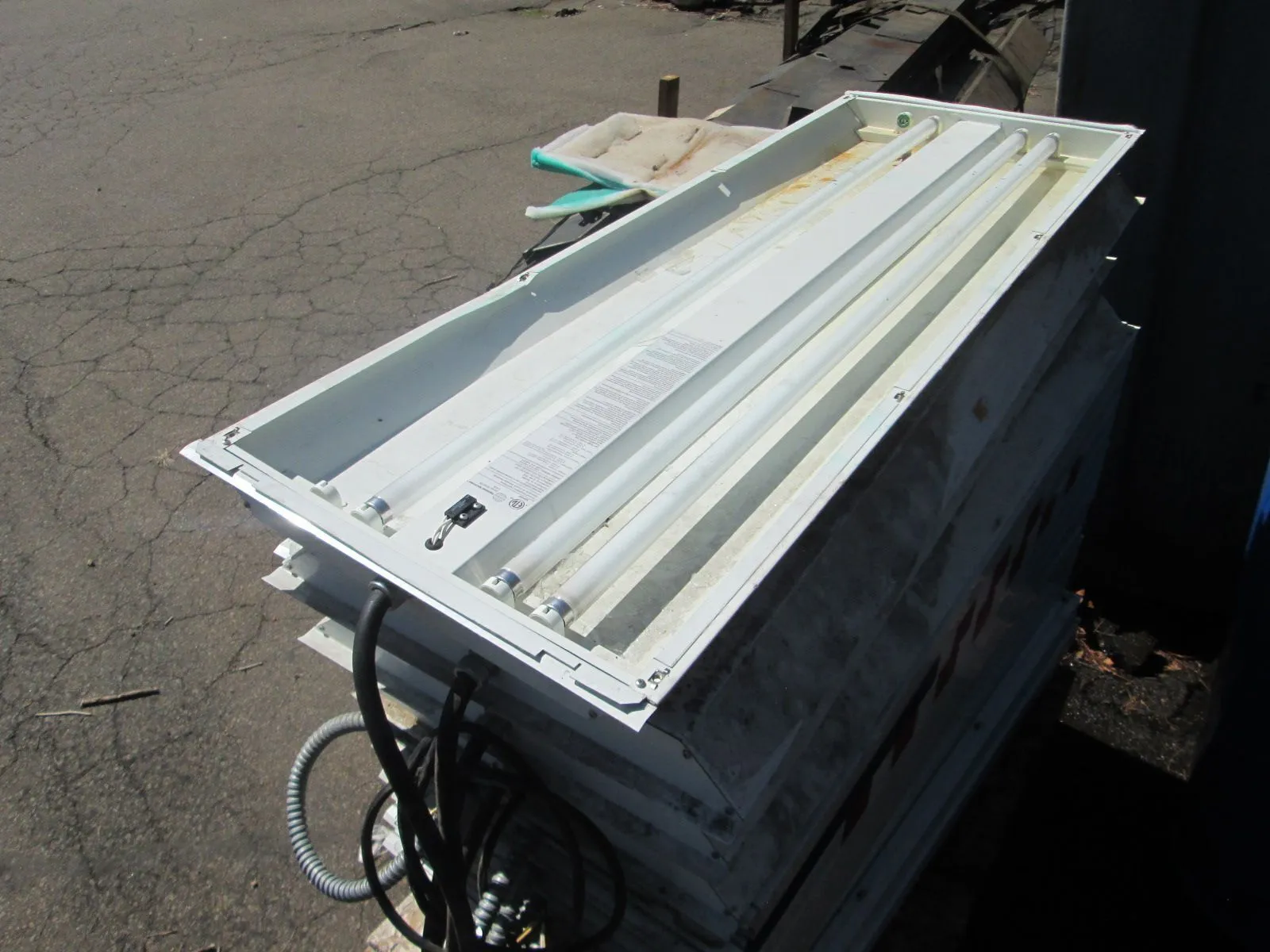 USED GLOBAL FINISHING SOLUTIONS 4x18" Paint Booth Light Fixture