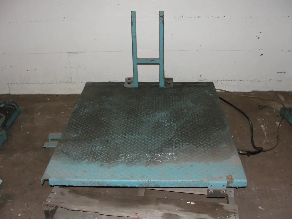 SPC5288  Material Handling Equipment scissor lift table, 40" x 47" platform