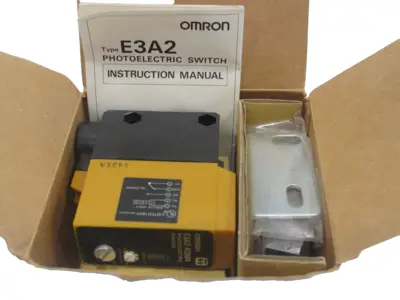 NEW OMRON E3A2-R3M4 PHOTO SWITCH E3A2R3M4