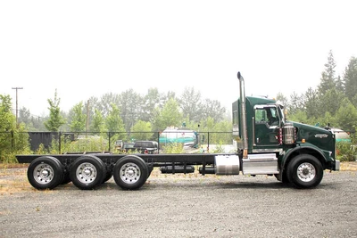 Used 2022 KENWORTH T800 TRI DRIVE EXTENDED DAY CAB 565 HP X15 FULL LOCKERS Conventional trucks British Columbia CA | International Machinery LLC #1710998